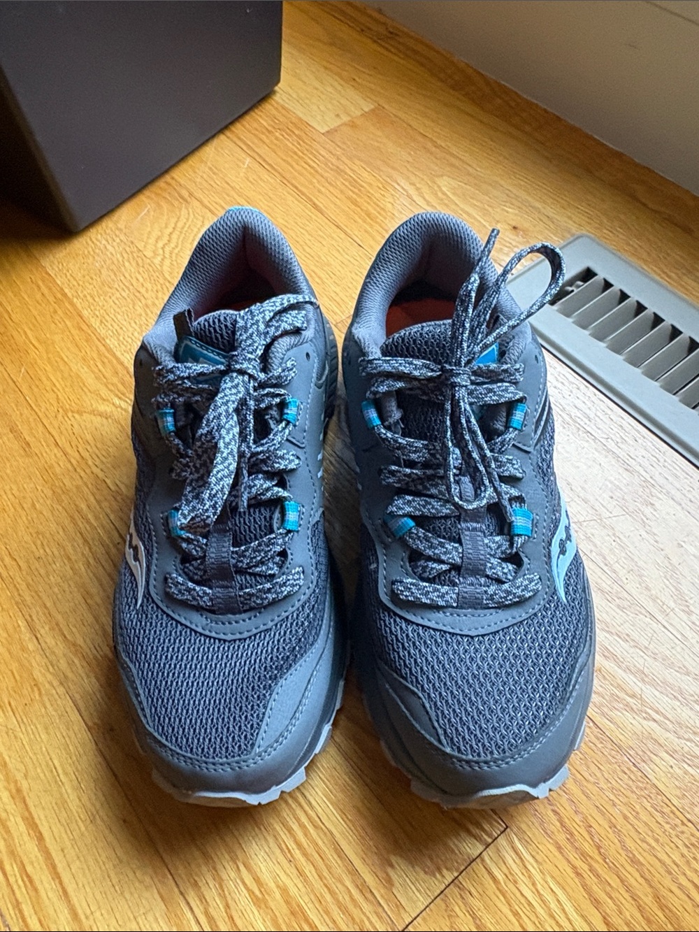Saucony women’s hiking sneaker 7.5 gray